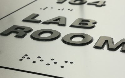 Señalética accesible con perfilería de aluminio